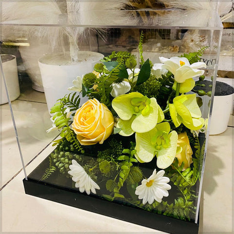 Elegant Floral Arrangement in a Transparent Box
