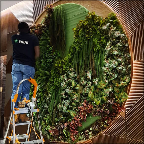 ديكور حائط باللون الأخضر على شكل دائري